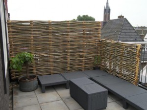 Wilgentenen schutting op dakterras